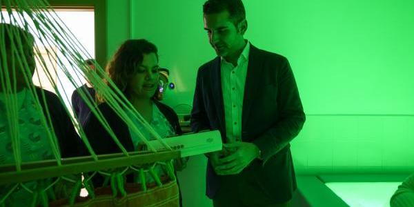 El alcalde de la ciudad visita la sala multi-sensorial de la asociación ASPAPROS 