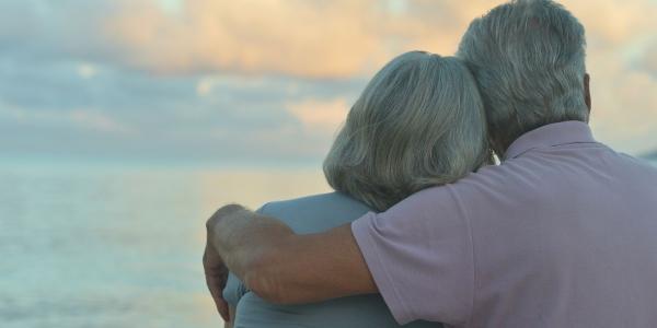 Dos personas mayores se abrazan