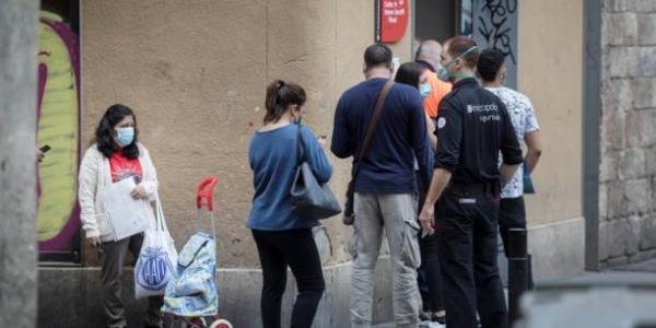 Personas vulnerables acuden a Servicios Sociales en Barcelona 