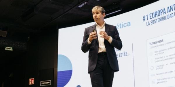 Empresario dando una charla sobre tendencias ESG 2026