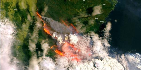 Imagen del satélite de la bahía de Batemans Bay que muestra el estado actual de los incendios activos. Foto de European Union Via REUTERS