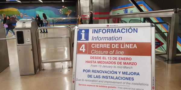 Paneles informativos en la estación de la línea 7 de Francos Rodriguez. L.G. / El País
