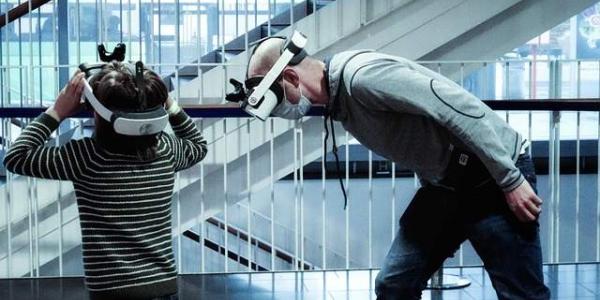 Dos personas con gafas de realidad virtual entrando en el metaverso