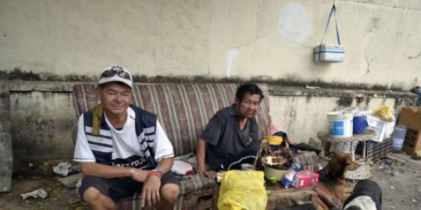 Dos hombres sin hogar que viven en las calles de Asunción, Paraguay.