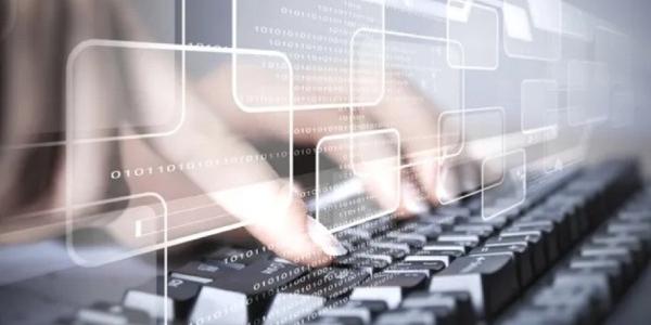 Manos de una persona tecleando en un ordenador