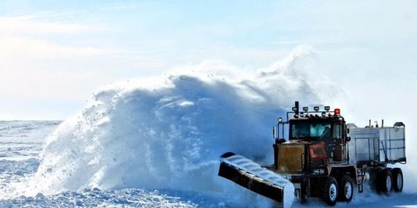 Una maquina quitanieves trabaja por carreteras locales de Gandesa y Batea. (EP)