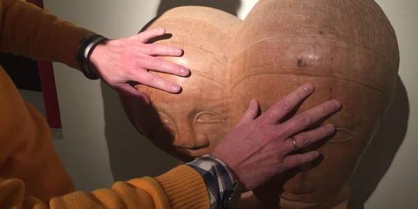 Una persona toca una escultura en el Museo de la ONCE