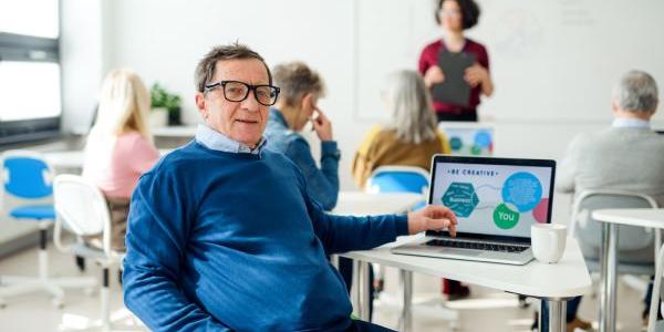 Persona mayor utilizando un ordenador