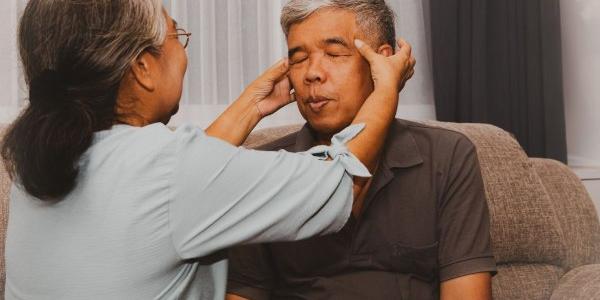 Un profesional sanitario observa a una paciente con cataratas