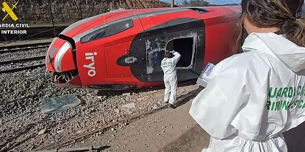Agentes de la Guardia Civil inspeccionan un vagón del Iryo accidentado en Adamuz (Córdoba).