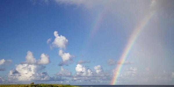 Un arco iris en la playa