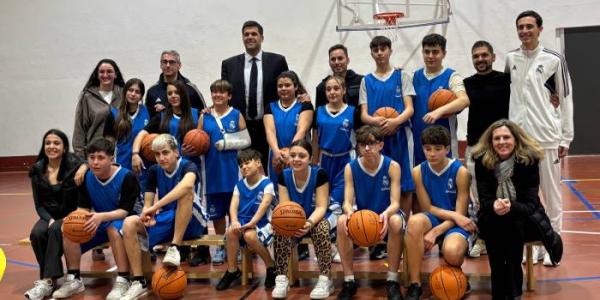 Felipe Reyes con los niños que participarán en el programa
