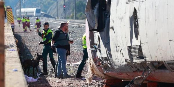 Guardias civiles trabajando en el accidente de Adamuz.
