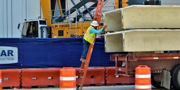 Empleado en el sector transporte marítimo 