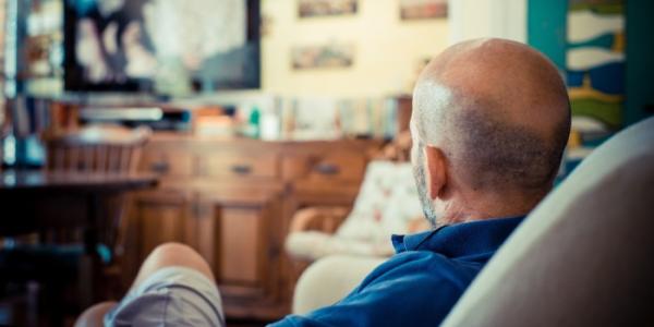Un hombre ve la televisión 