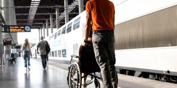 Asistencia a una persona en silla de ruedas en un andén 