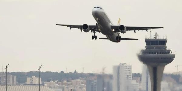 Un avión despega del aeropuerto Madrid-Barajas Adolfo Suárez.