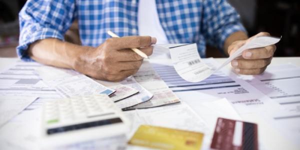 Una persona prepara su declaración de impuestos 