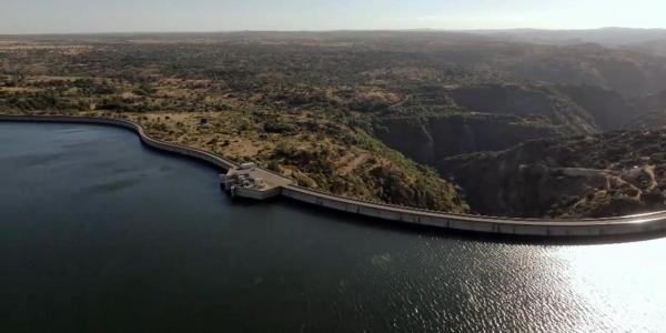 Central hidroeléctrica de Almendra con el embalse prácticamente lleno. 