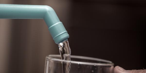 Un grifo vierte agua a un vaso