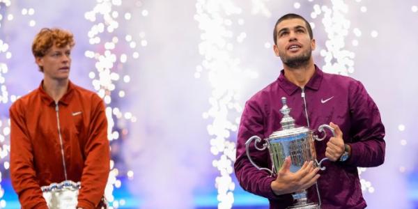 Carlos Alcaraz con la copa