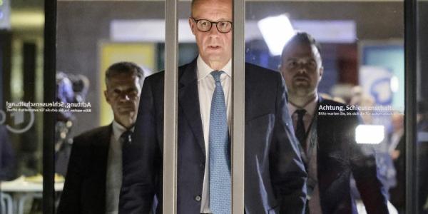 El conservador Friedrich Merz, sale del estudio de televisión en Berlín tras ganar las elecciones generales de Alemania, a 23 de febrero de 2025.