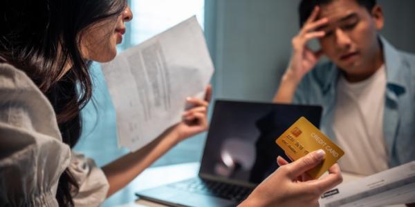 Pareja joven comprando por internet