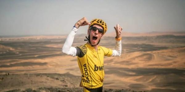 Àlex Roca celebrando la subida a una montaña