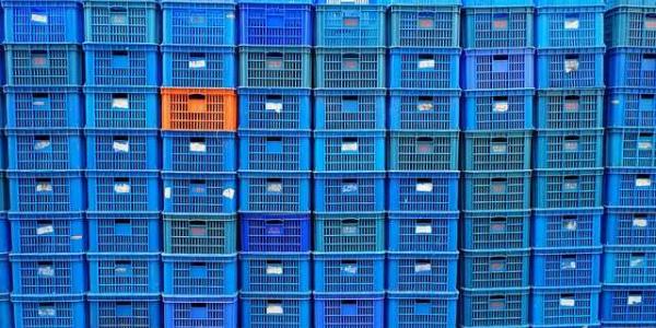 Cajas de plástico azul apiladas en un almacén