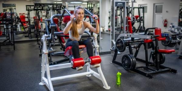 chica en un gimnasio