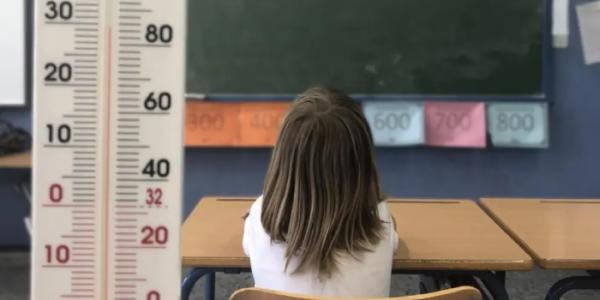 Un termómetro marca la temperatura en el aula de un centro educativo de Sevilla.