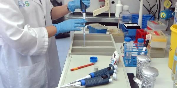 Joven investigadora en un laboratorio.JCCM/EUROPA PRESS