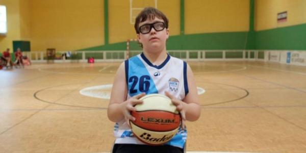 Antón, un joven con discapacidad y jugador de baloncesto adaptado 
