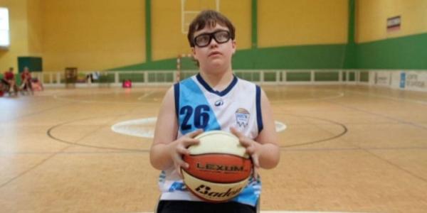 Antón jugando al baloncesto adaptado