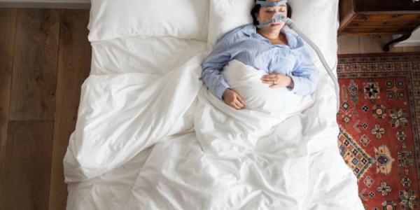 Mujer con apnea del sueño