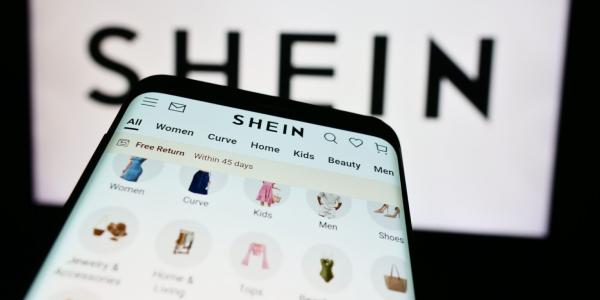 Captura de pantalla de la web de Shein y un teléfono móvil con la aplicación abierta