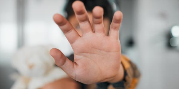 Niño diciendo stop a la violencia