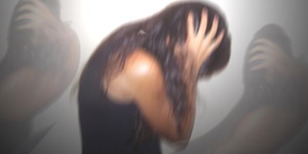 Mujer sufriendo ataques de ansiedad y pánico