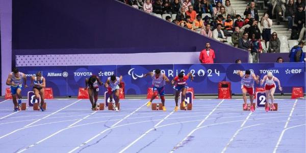 Competidores de atletismo paralímpico preparados para disputar una carrera