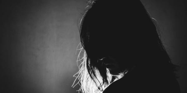 Chica que ha sufrido violencia sexual