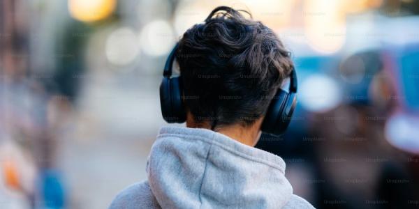 Persona por la calle con auriculares