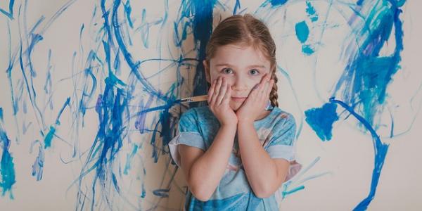 Niña con autismo pintando en la escuela
