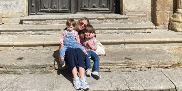 Julia González y sus hijos, Rafa y Carlos