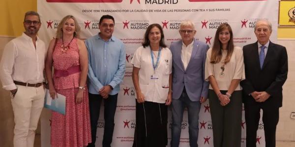 Mara Parellada, junto con representantes de Autismo Madrid y el Hospital Gregorio Marañón.