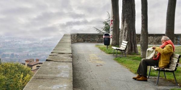 Jubilado en un banco