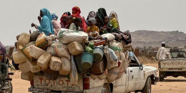Personas en un coche pidiendo ayuda humanitaria