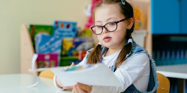 Niña con discapacidad en el colegio