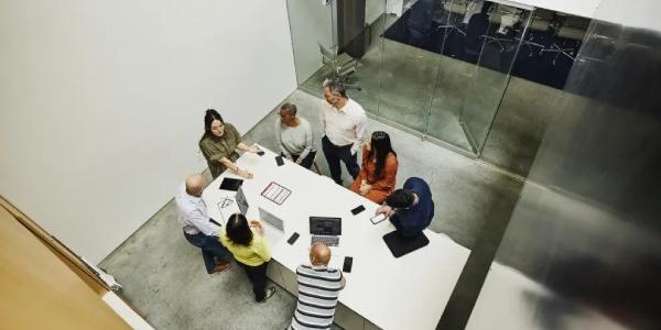 Un grupo de emprendedores en una reunión en la oficina.