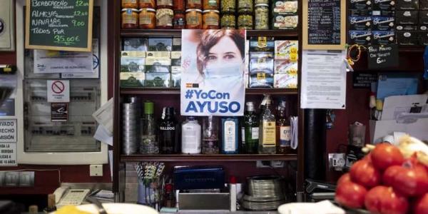 Cartel de apoyo a Isabel Díaz Ayuso en el bar 'La Parroquia' de Chamartín / EL PAÍS POR DAVID EXPÓSITO