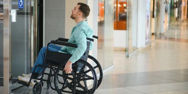 Chico en silla de ruedas subiendo una rampa accesible en Badajoz